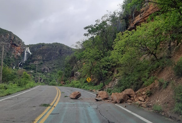 Muita atenção ao trafegar na BA-148, está ocorrendo deslizamento de pedras