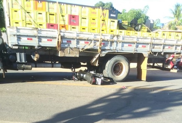 Caminhão carregado de cerveja bate em moto no bairro Piçarrão