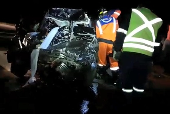Duas pessoas morrem em batida de caminhão em rodovia 