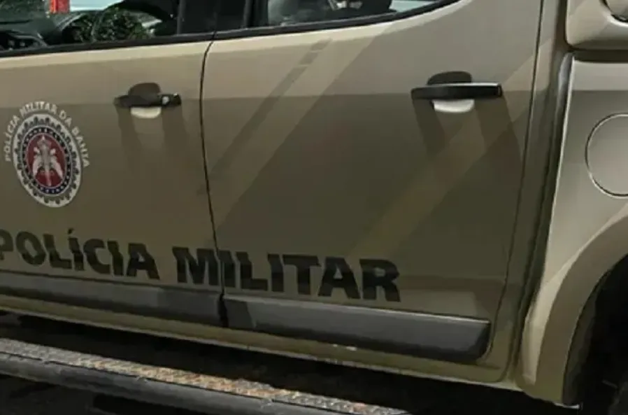 Motociclista empina moto com faróis apagados e colide em carro em Vitória da Conquista