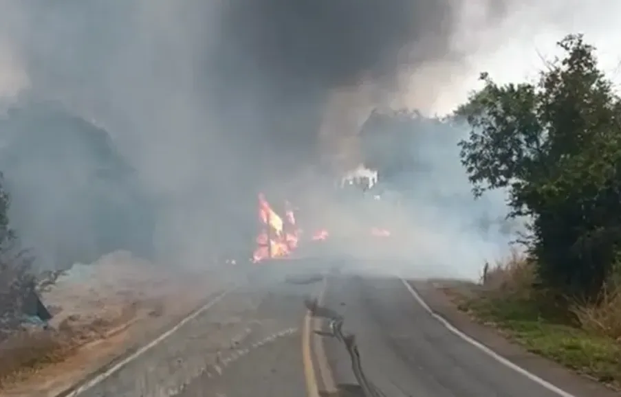 Carreta com carga de caroço de algodão pega fogo em Caetité