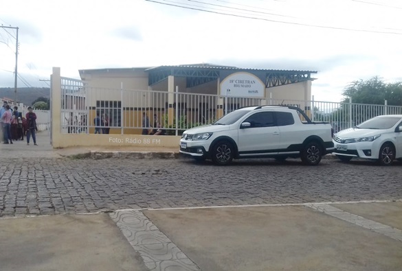 Candidatos não conseguem tirar habilitação por falta de examinador na 18ª Ciretran em Brumado; Livramento também continua sem realizar provas