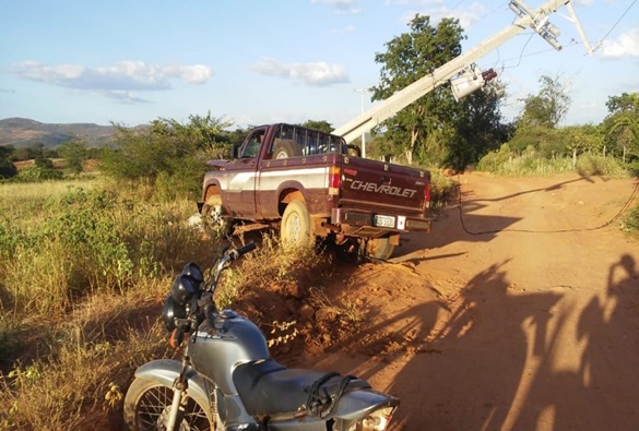 Motorista perde controle da direção e colide contra poste na zona rural de Livramento