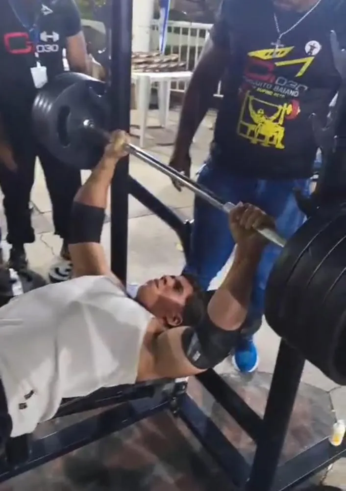 Atleta livramentense de 16 anos impressiona ao levantar 200 Kg no supino reto