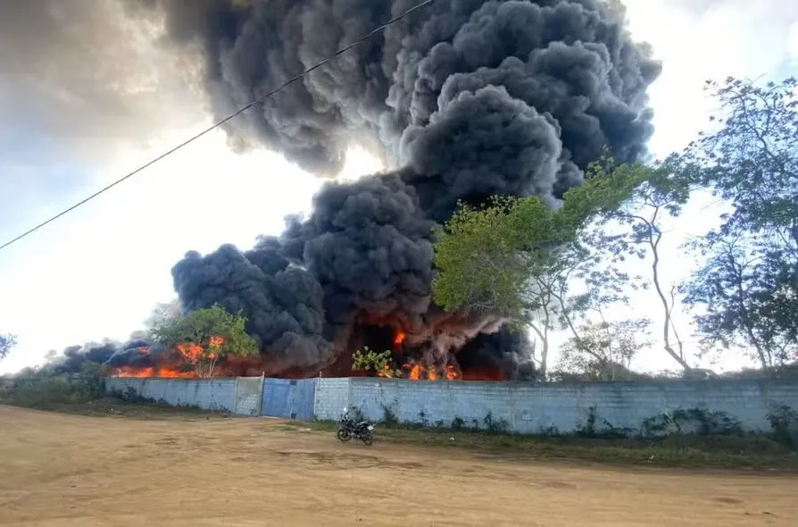 Incêndio atinge depósito de recicláveis em Vitória da Conquista; moradores são orientados a deixar a área