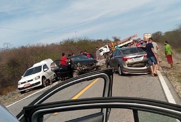 Brumado: Acidente seguido de engavetamento na BR-030 deixa um morto e vários feridos