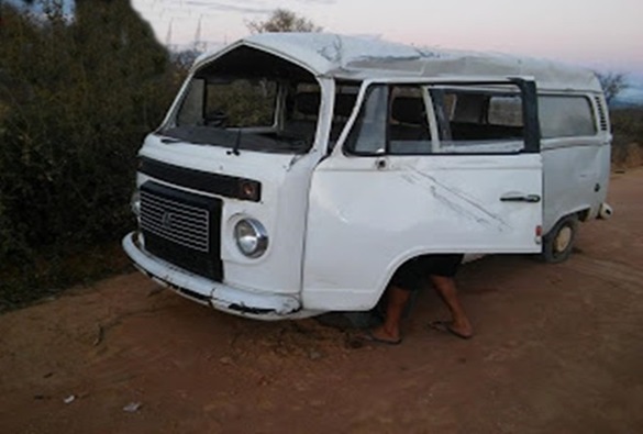 Motorista perde controle da direção e capota Kombi em estrada vicinal de Lagoa Real