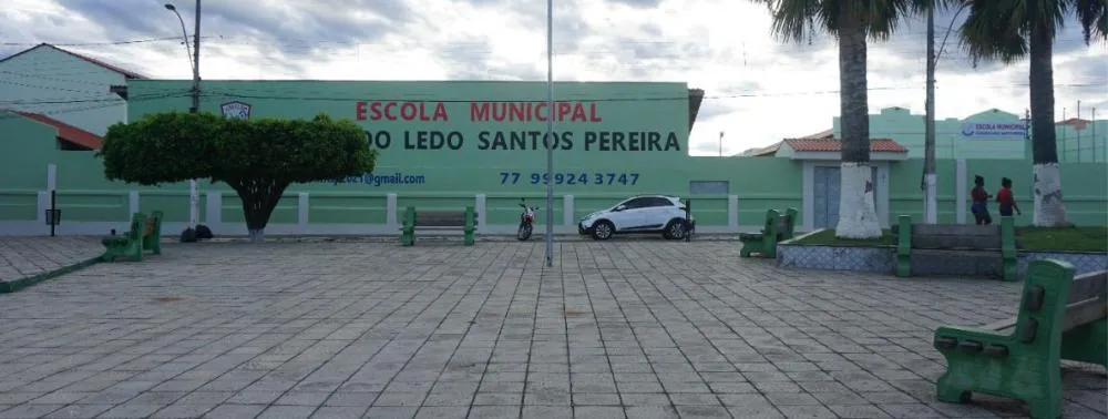 Após misturarem urina em água de colega, alunas são transferidas para outra unidade escolar