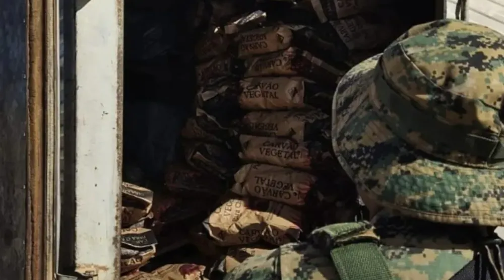 Carga ilegal de carvão é apreendida pela polícia em Caturama