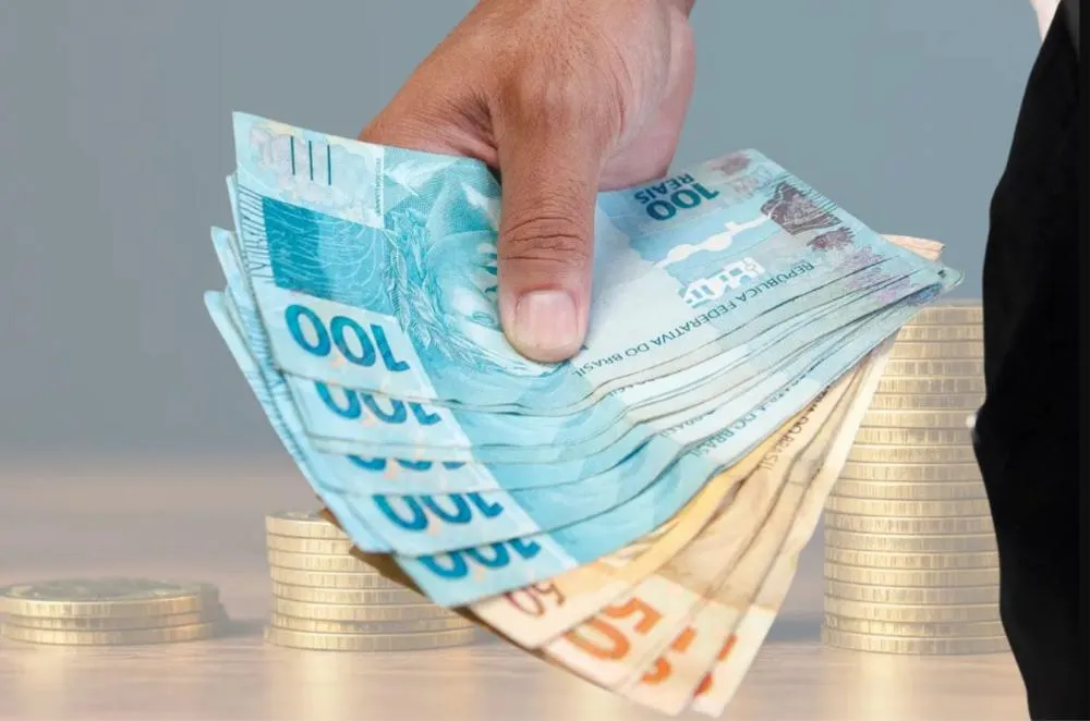 Salário mínimo sobe para R$ 1.621 e começa a vigorar em todo o país