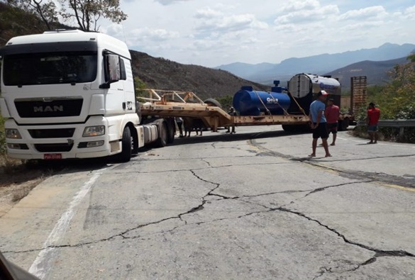 Carreta obstrui rodovia BA-148 após apresentar falhas mecânicas