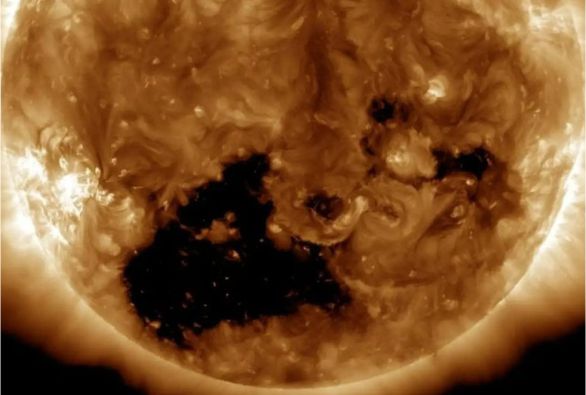 Cratera com tamanho equivalente a 60 'planetas Terra' aparece no Sol