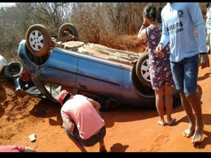Motorista e mulher saem ilesos após capotar carro na zona rural de Livramento