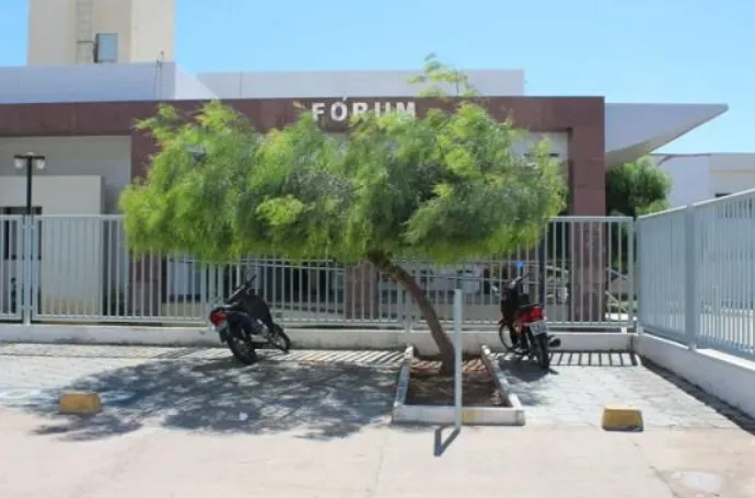 Homem tem surto psicótico dentro do Fórum de Guanambi