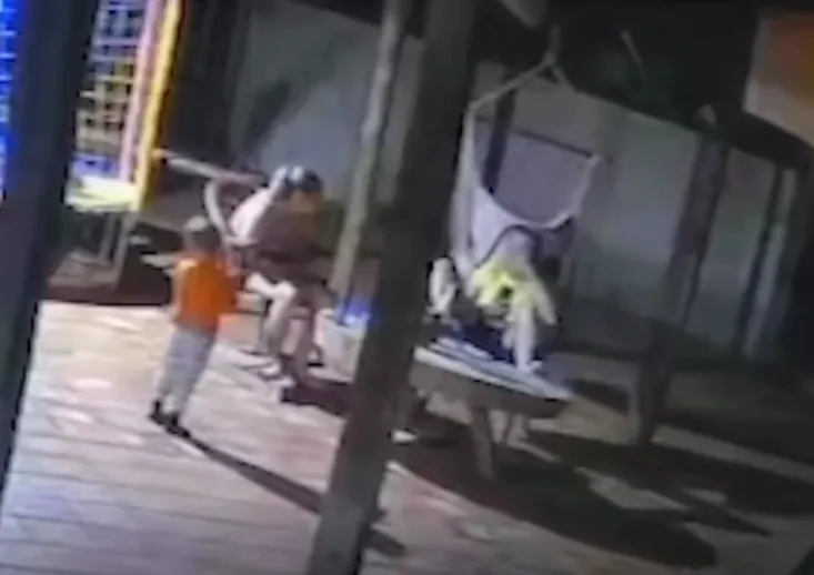 Menino de dois anos mata a própria mãe após disparo acidental