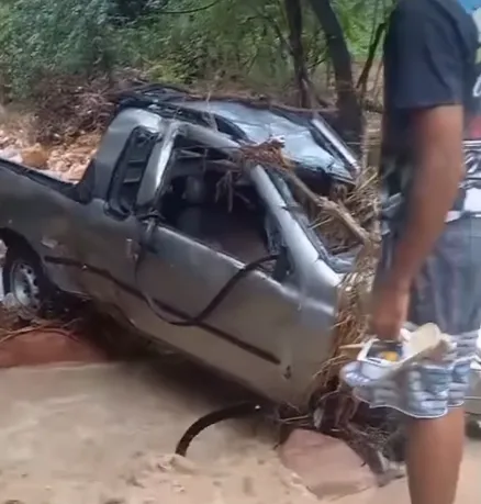 Temporal causa estragos e deixa comunidades isoladas em Tanhaçu