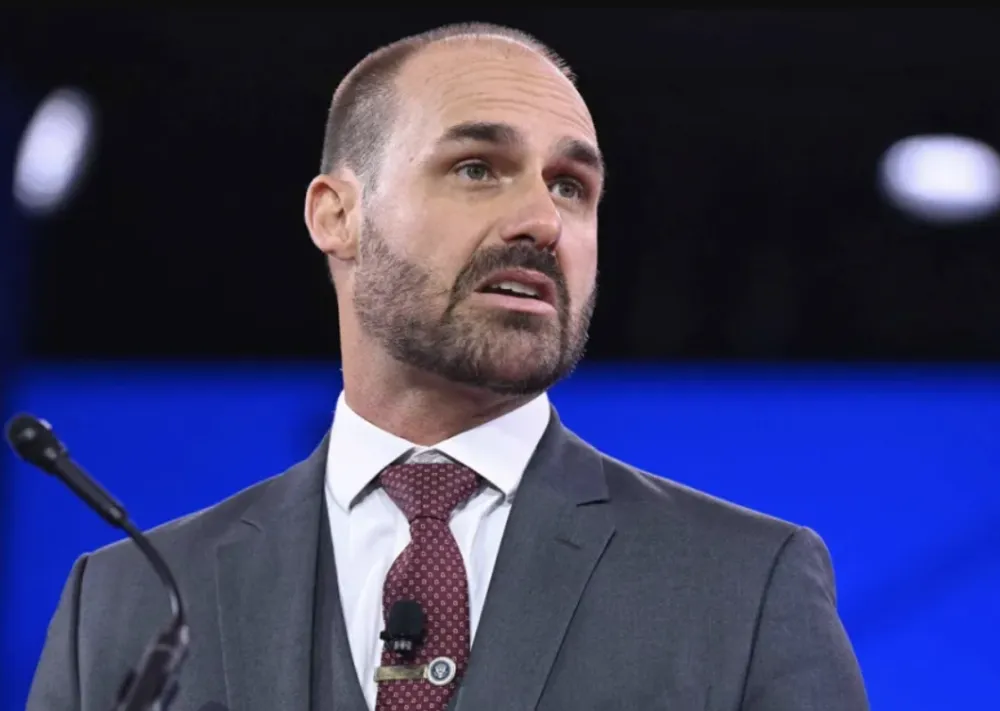 Moraes determina bloqueio de contas e bens de Eduardo Bolsonaro