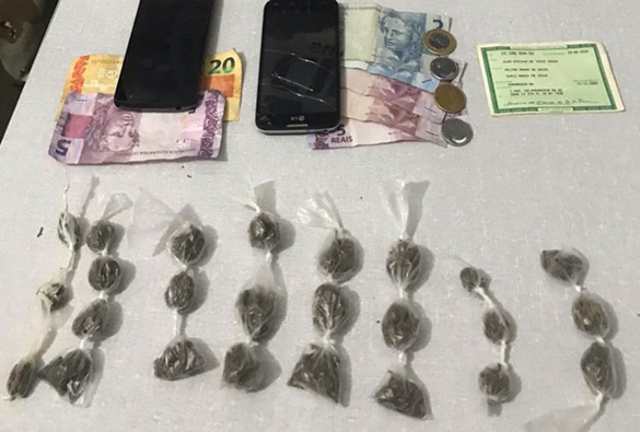 Homens autuados pela  Cipe Sudoeste acusados de tráfico de drogas são apresentados em delegacia de Livramento