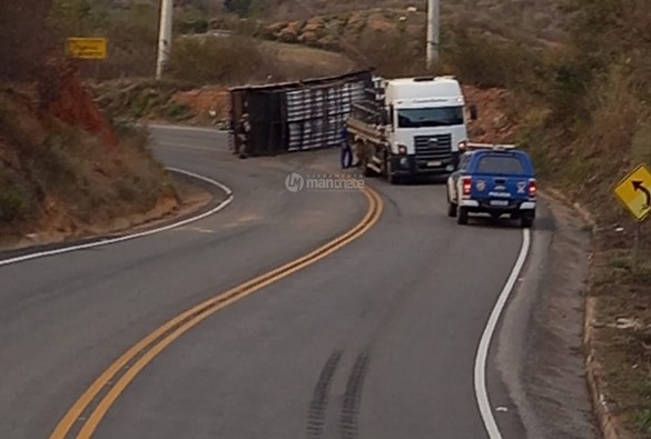 Caminhão tomba na BA-148 próximo a Marcolino Moura na Chapada Diamantina