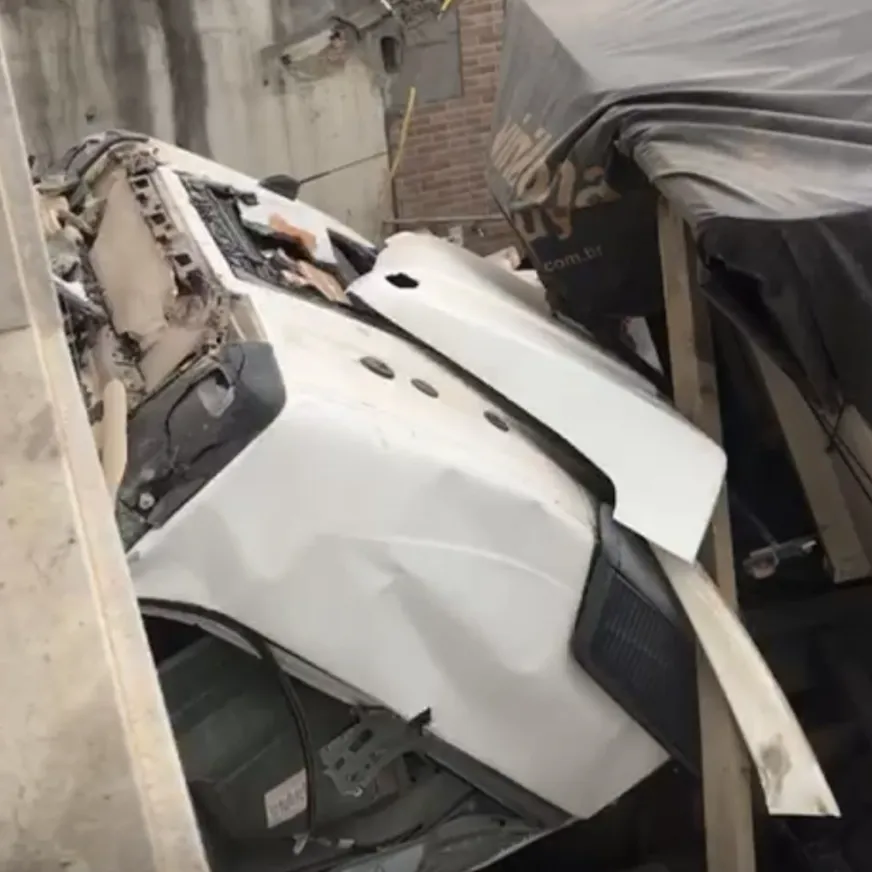 Carreta desgovernada atinge residência em Poções após perder freios