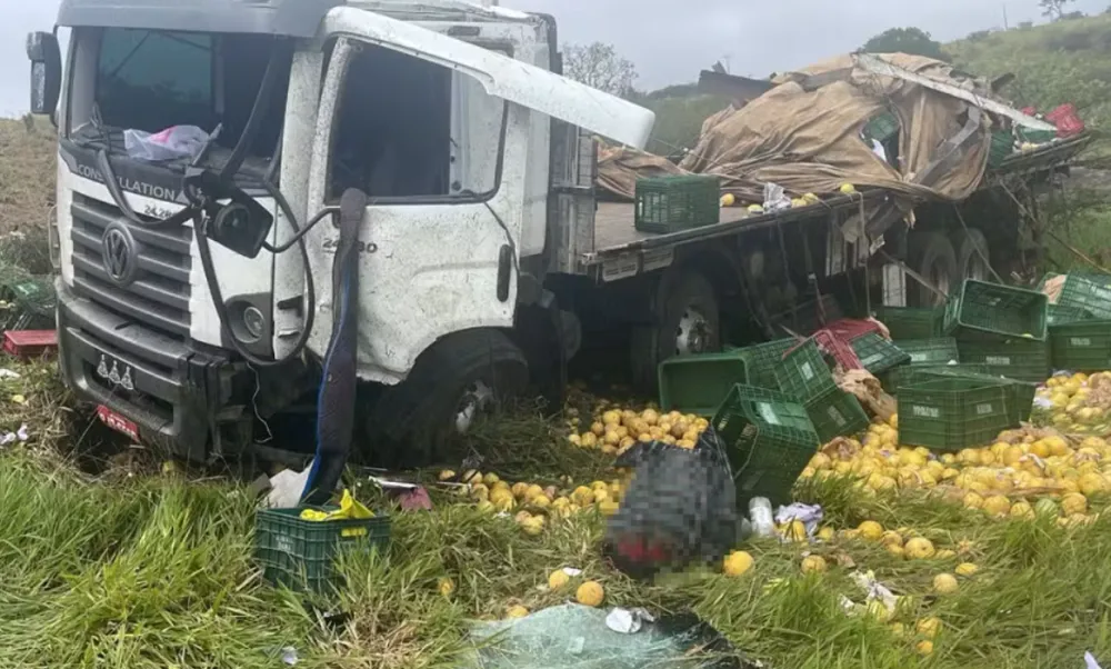 Motorista é arremessado e morre após caminhão cair em ribanceira