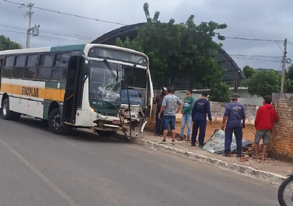 Ônibus desgovernado destrói muro após colisão em Brumado