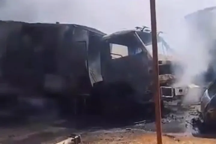 Incêndio destrói caminhão em galpão de Candiba