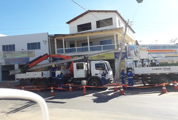 Carreta se choca com poste da rede elétrica e deixa parte do bairro Taquari sem energia