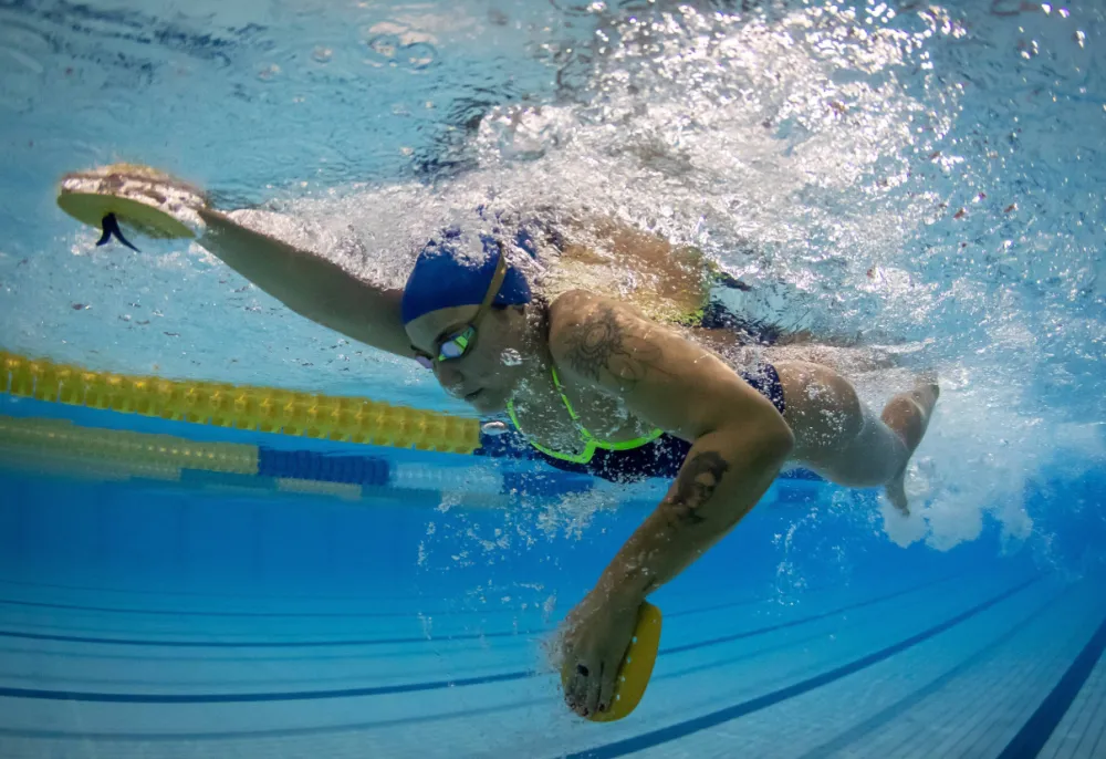 Estudo aponta que natação pode fortalecer o coração mais do que a corrida