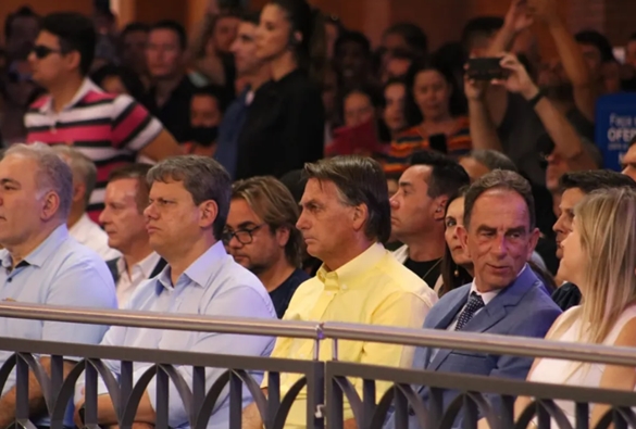 Bolsonaro cumpre agenda de campanha e participa de missa de Nossa Senhora em Aparecida