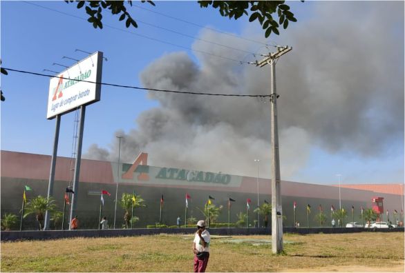 Supermercado Atacadão está pegando fogo em Vitória da Conquista, Bahia