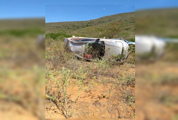 Carro capota na BA-148 após motorista perder o controle da direção
