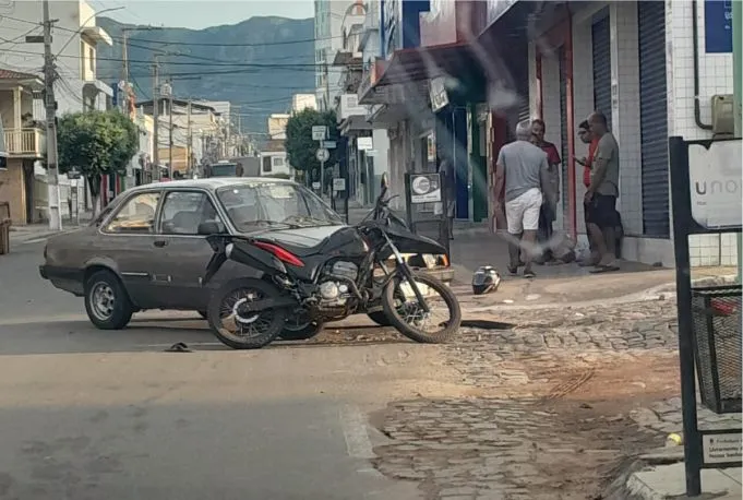 Acidente entre carro e moto é registrado no centro de Livramento