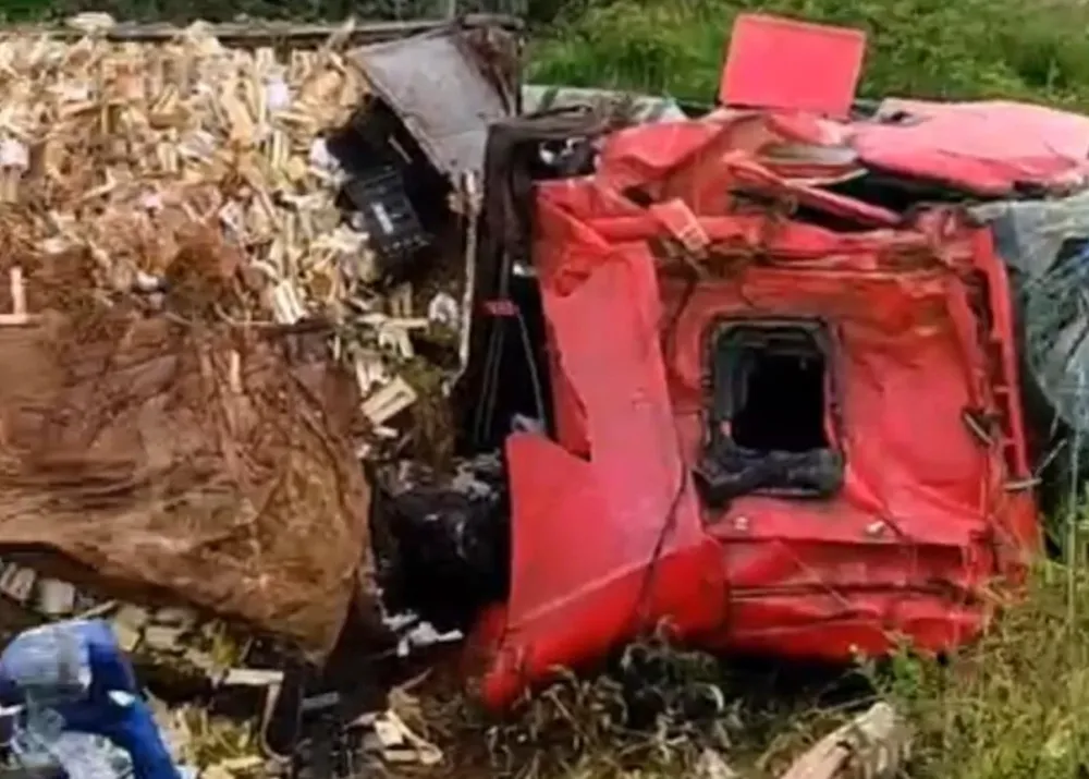 Caminhão carregado com frutas tomba em Barra da Estiva e carga é saqueada por populares