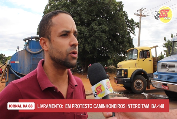 Livramento: Em protesto caminhoneiros interditam BA-148