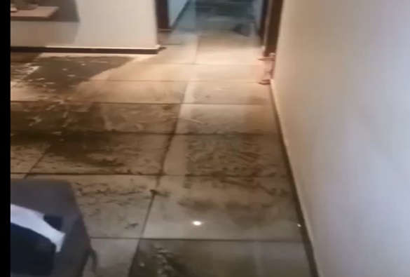 Moradores alegam que água que está invadindo residências é por conta de obras de pavimentação da Prefeitura 