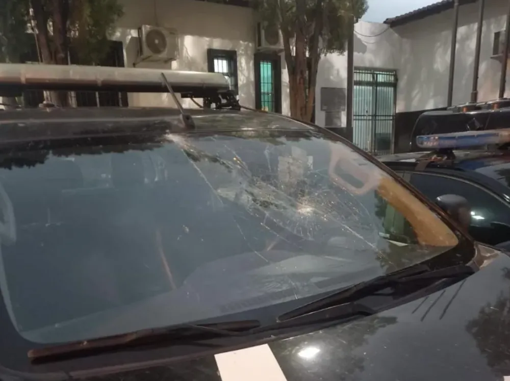 Homem é detido após depredar viatura em frente à delegacia de Brumado