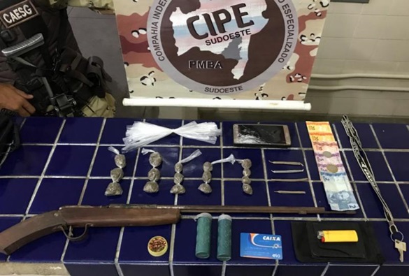 Homem é preso com drogas na BA-262