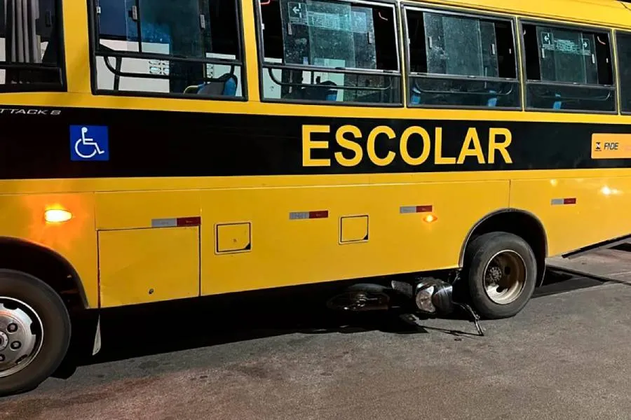 Motociclista morre após se envolver em acidente com ônibus escolar em Guanambi 