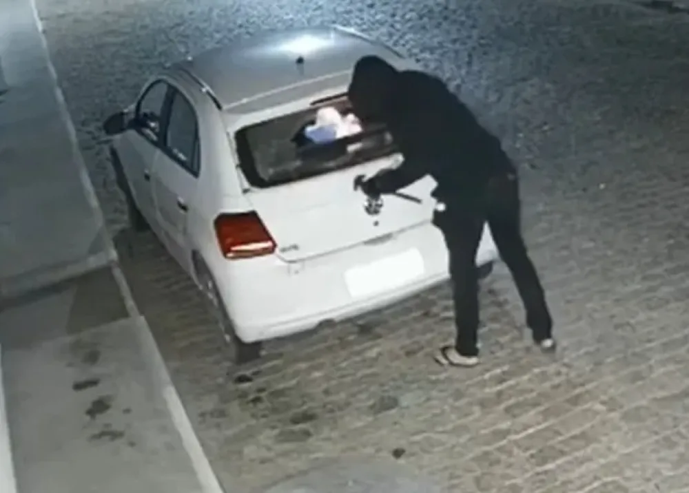 Homem encapuzado depreda e incendeia carro do prefeito de Botuporã