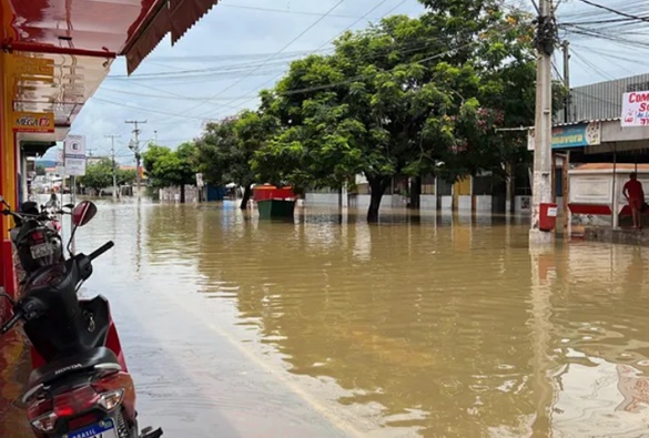 Famílias afetadas pelas chuvas na Bahia recebem alimentos e medicações por helicóptero; Jequié tem pior enchente desde 1981