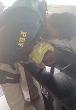 Policial salva bebê engasgado em Feira de Santana