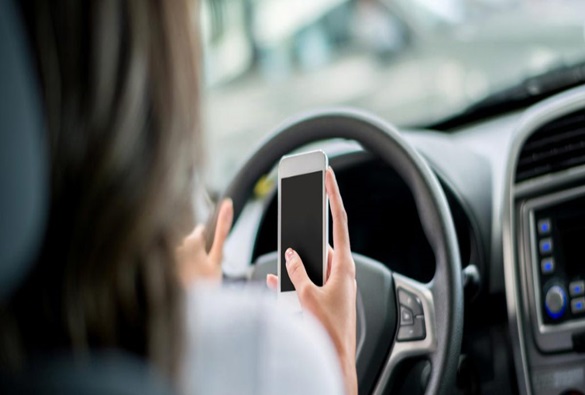 Um em cada 5 admite usar celular ao dirigir no Brasil, diz pesquisa