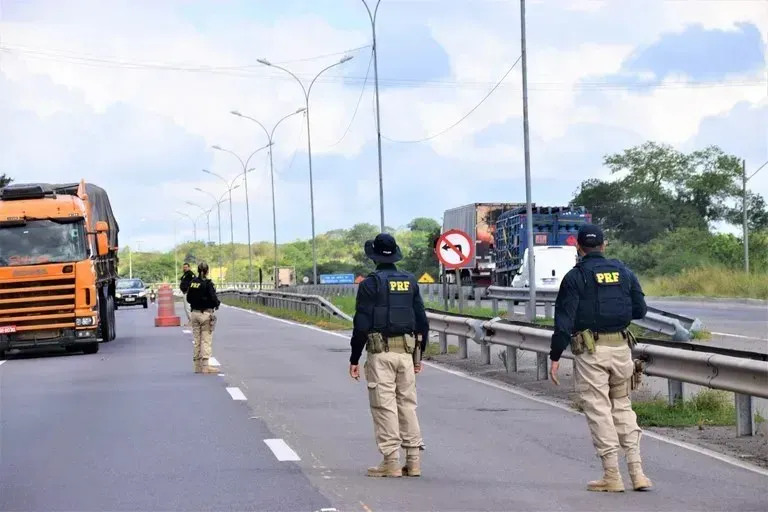 PRF reforça policiamento nas rodovias federais durante o primeiro turno das eleições
