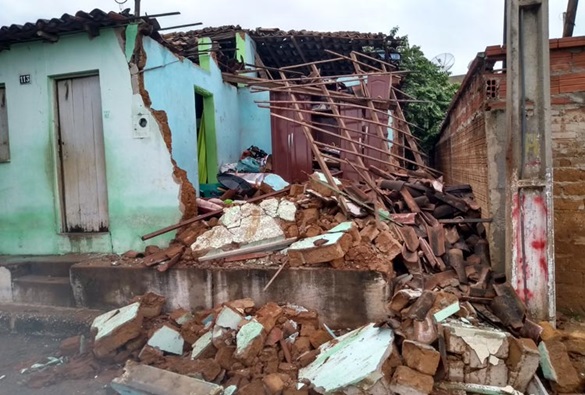 Parte de residência desaba na cidade de Brumado  