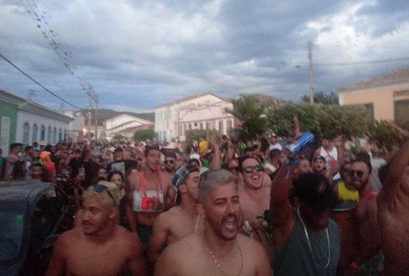 Foliões em Rio de Contas protestaram contra a proibição dos paredões do som feita pelo Ministério Público 