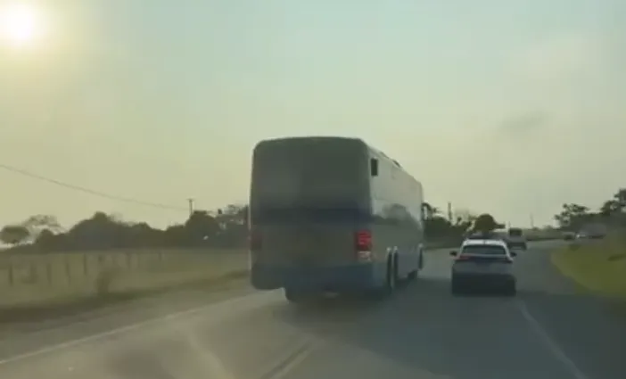 Ônibus da Novo Horizonte é flagrado, mais uma vez, em ultrapassagem indevida