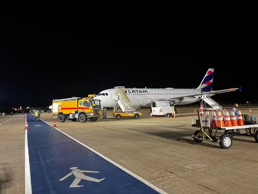 Passageiro cai de escada em desembarque de avião e morre