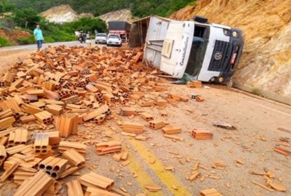 Rio de contas: Caminhão carregado de blocos tomba na BA-148 próximo a Marcolino Moura