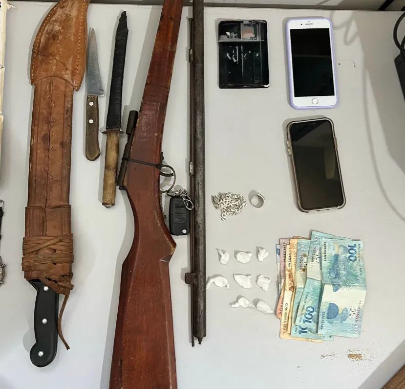 Suspeitos são detidos com drogas, dinheiro e arma de fogo em Livramento